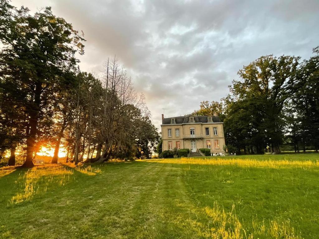 Chateau Du Grand Lucay Bourbon-lʼArchambault Екстериор снимка